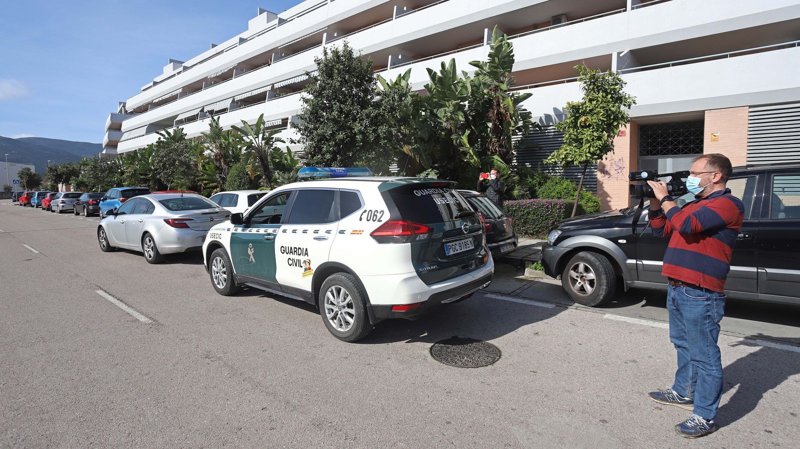 Registro de la Guardia Civil en el centro comercial Puerta Europa en Algeciras