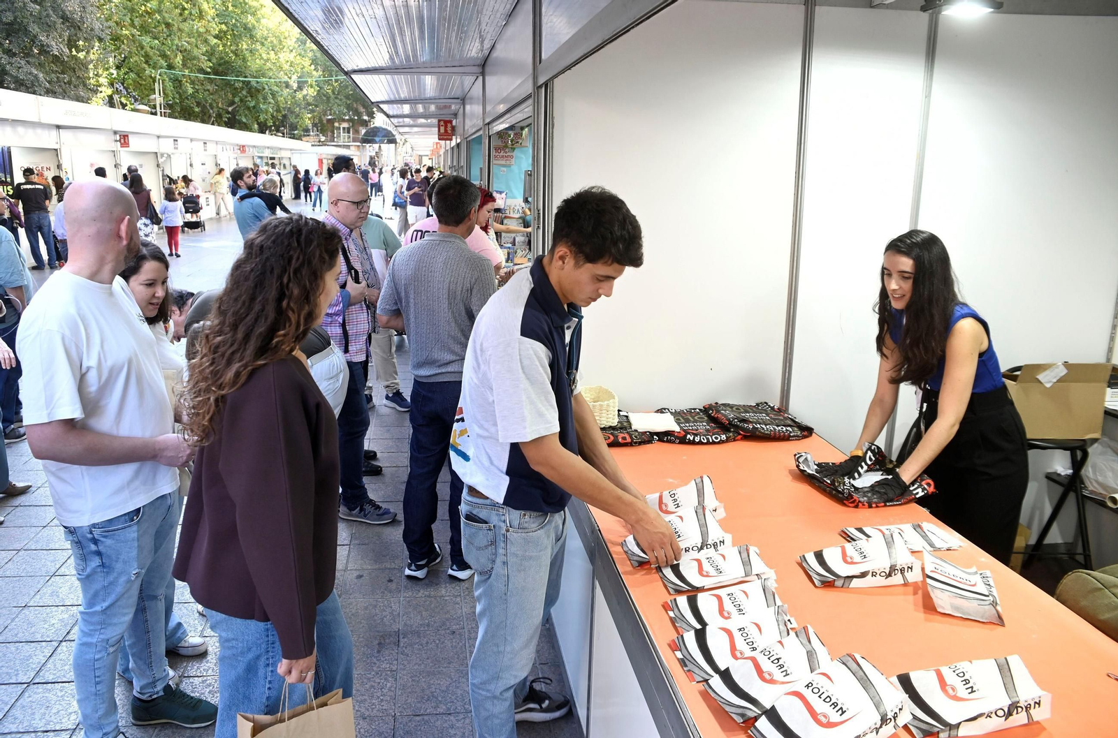 Las mejores imágenes del reparto de pastel cordobés en la Feria del Libro por el día de San rafael
