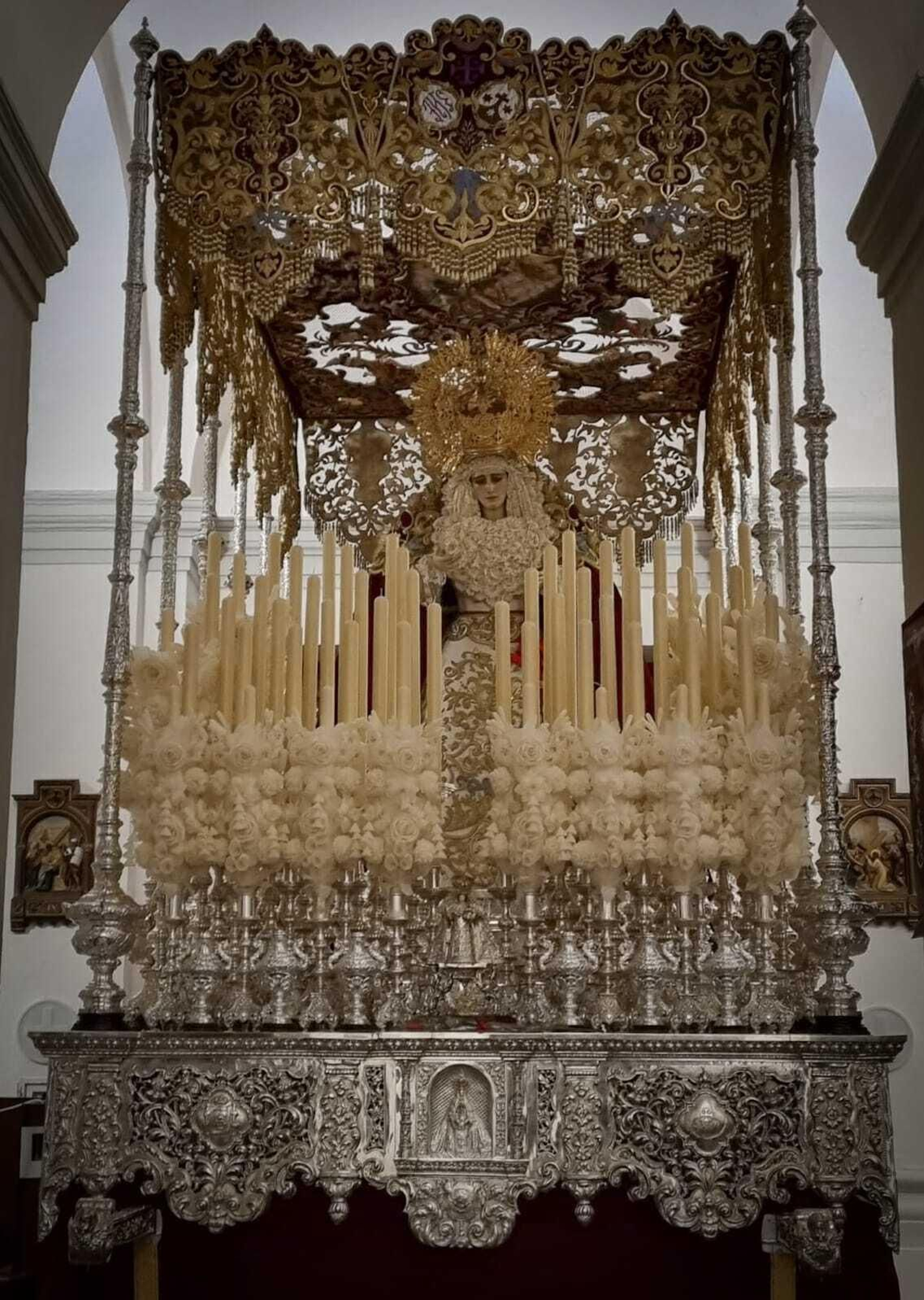 La Virgen del Amparo de Borriquita, dispuesta ya en su palio para el Domingo de Ramos.
