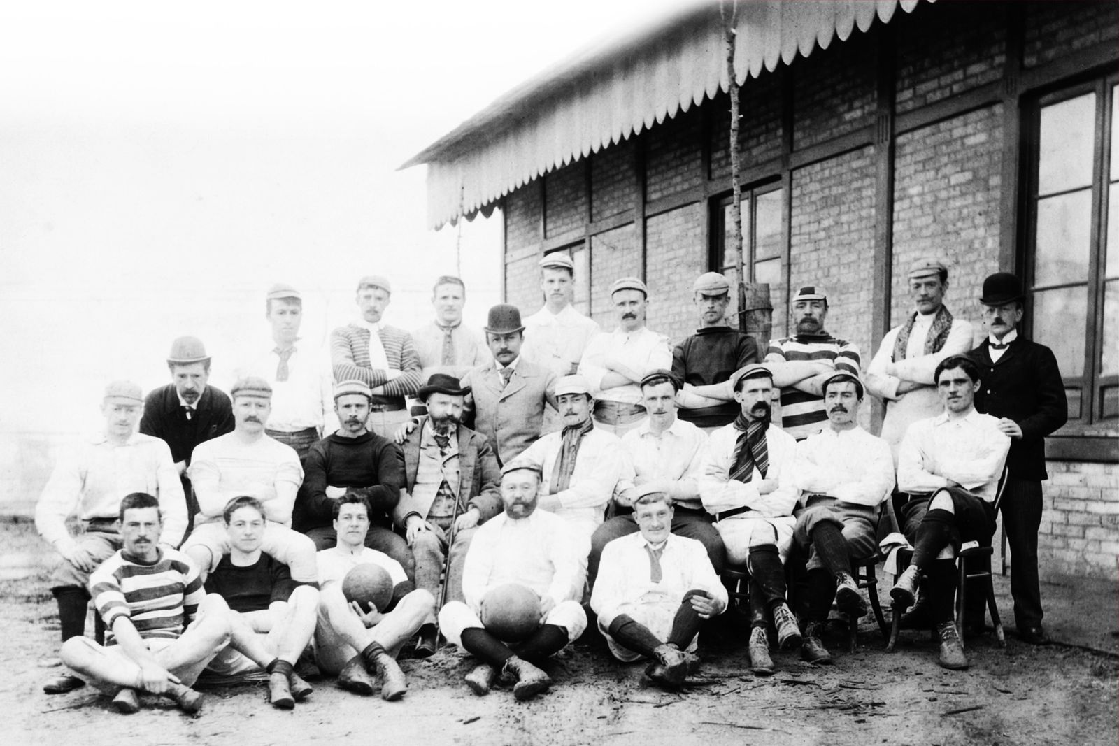 La histórica foto del Sevilla Football Club con el Huelva Recreation y el Riotinto English Club.