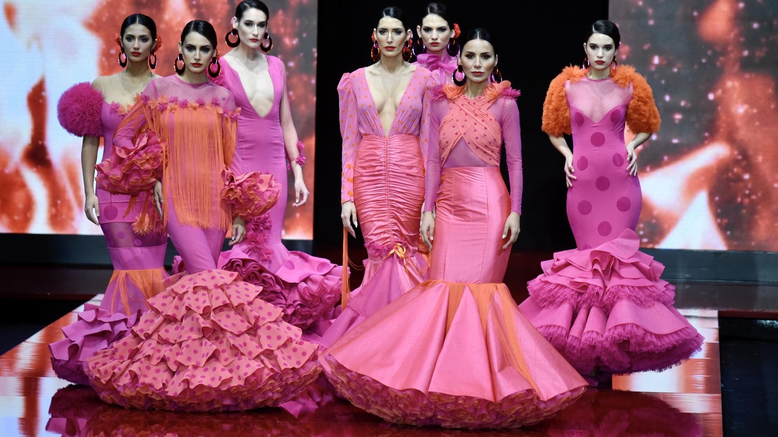 Combinación de naranja y rosa en diseños de la firma De Lunares y Volantes vistos en SIMOF 2022.