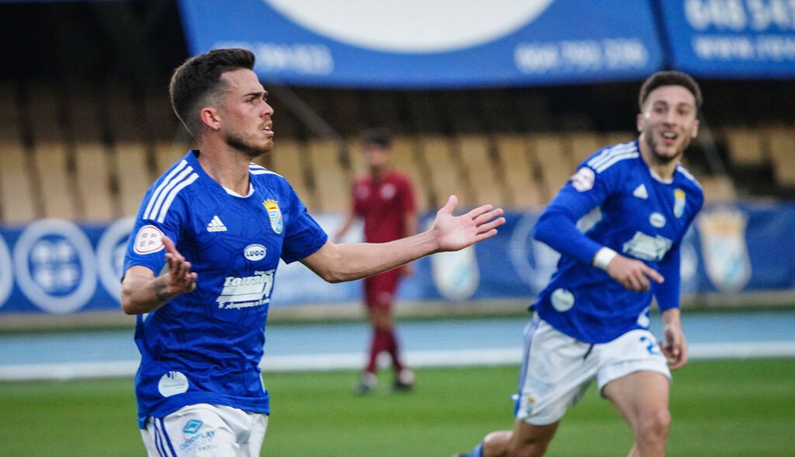 Jesús Parada celebra su gol al Sevilla C en Chapín mientras Cascajo acude a felicitarle.