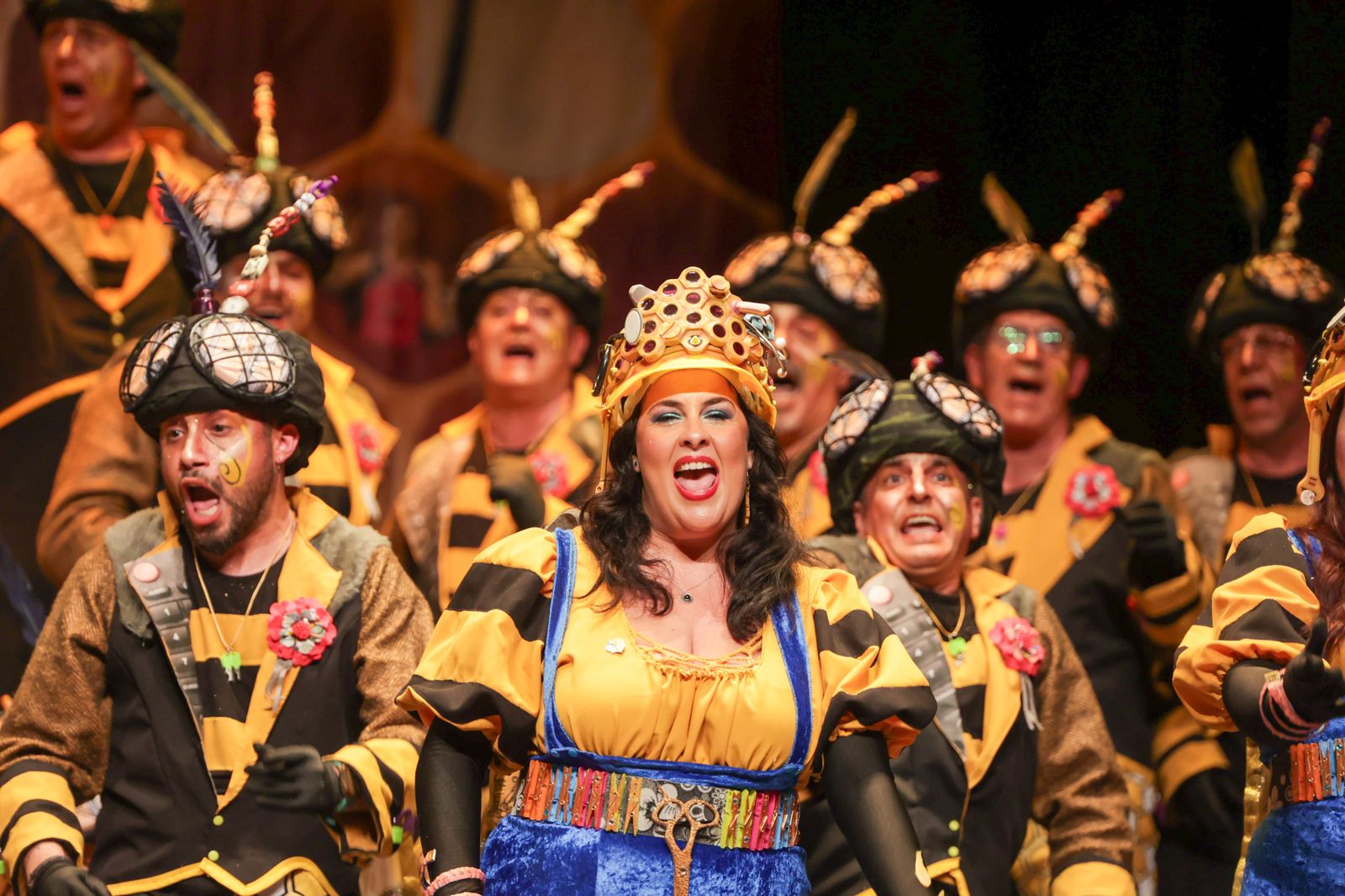 Imágenes de la actuación del coro de Huelva "La Rendición de los Bribones" en el Carnaval Colombino