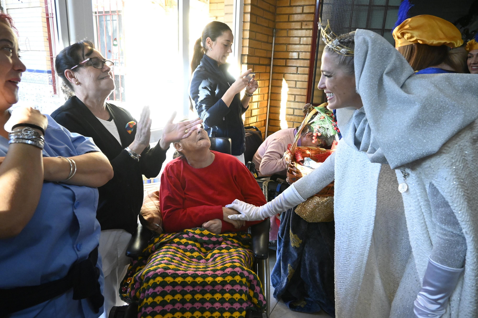 Visita de los Reyes Magos a los ancianos de los asilos de Huelva, en imágenes