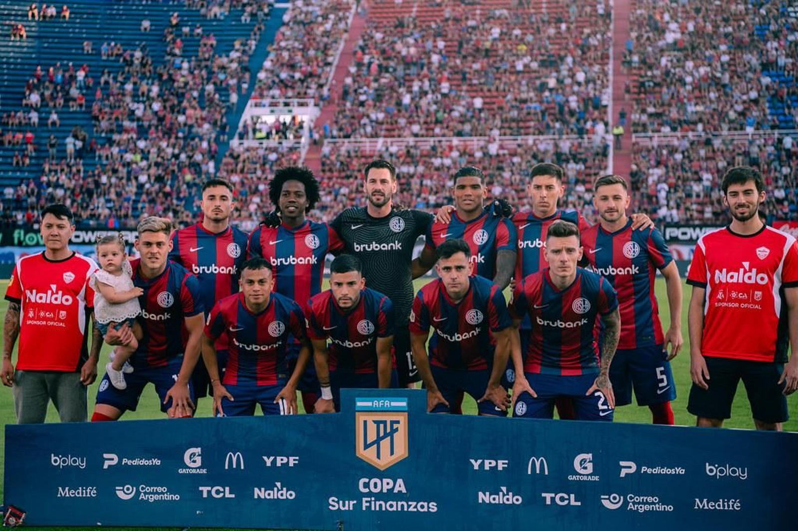 Augusto Batalla, en el centro, en el once inicial de San Lorenzo en el duelo ante Central de Córdoba.