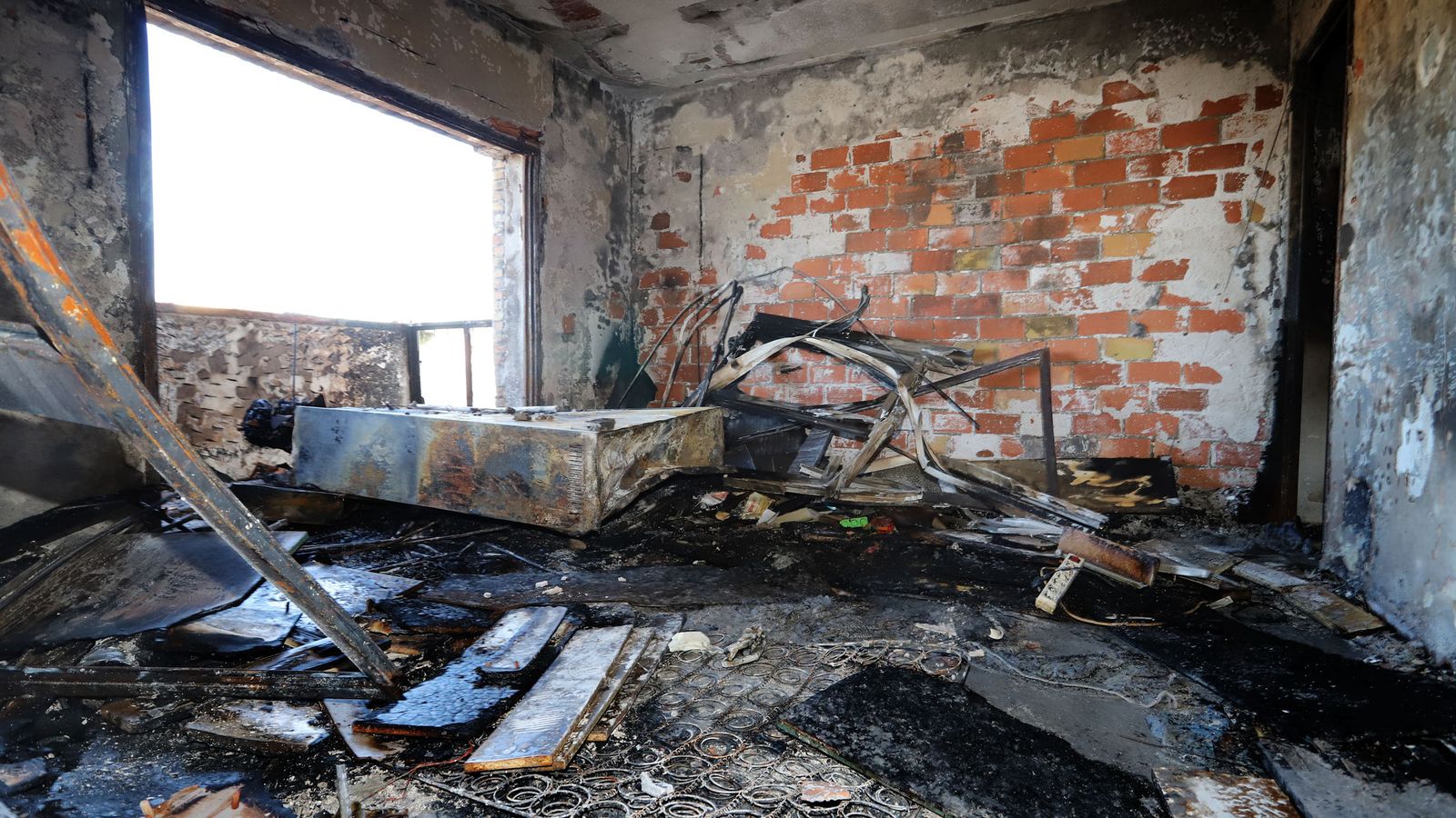 Estado en el que ha quedado el salón del 4ºB del 10 de la calle Salvador Rueda, en La Hispanidad.