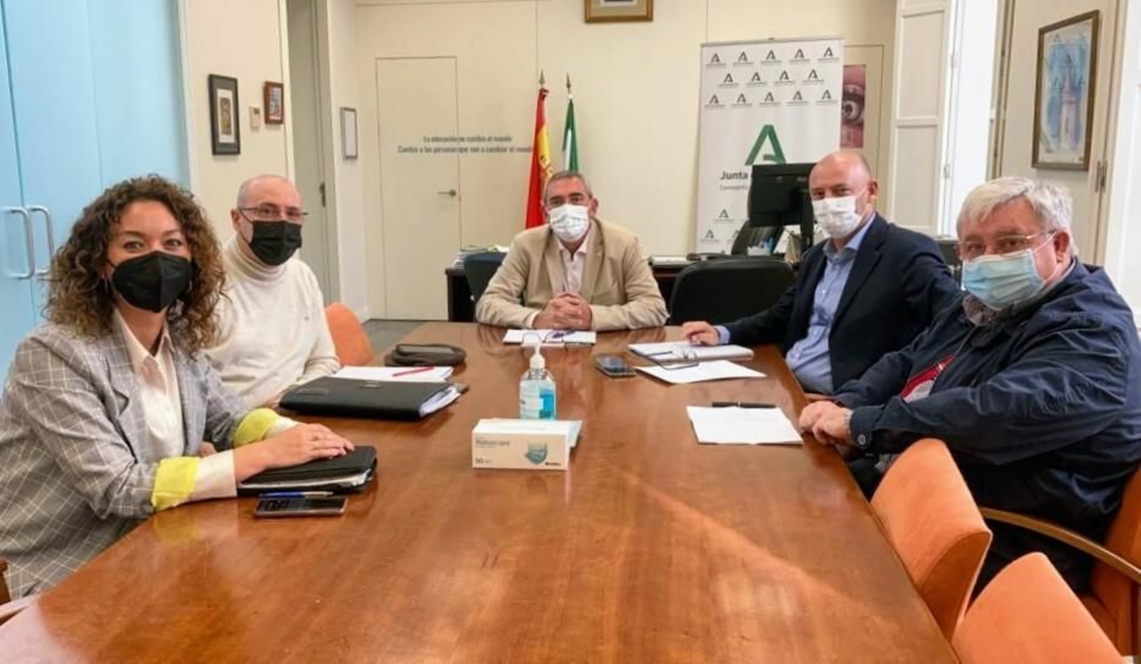 La reunión del delegado territorial de Educación de la Junta con la concejala del área del Ayuntamiento de Sanlúcar.