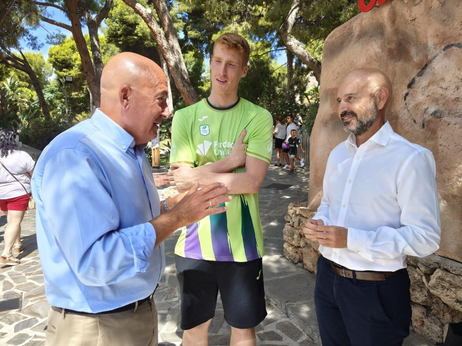 Alberto Díaz presenta el nuevo cubre del Unicaja