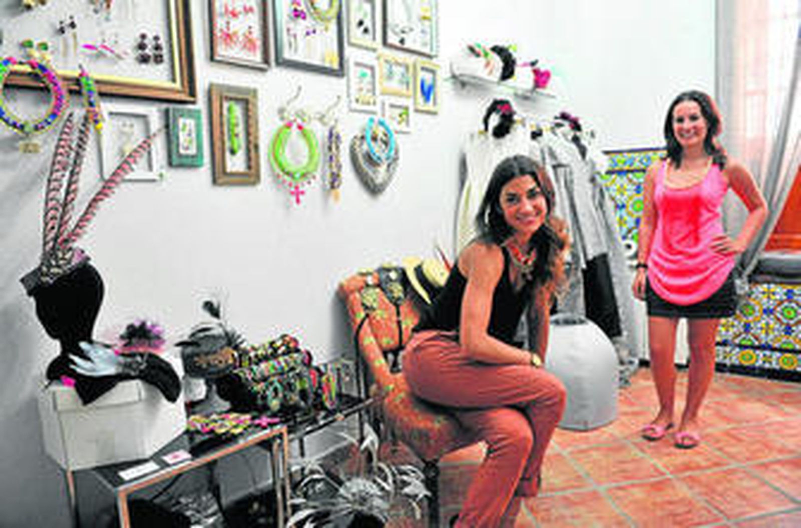 Sandra Palomar y Patricia Bazarot posan en el 'atelier' que acaban de abrir en el número 8 de la calle Lepanto.