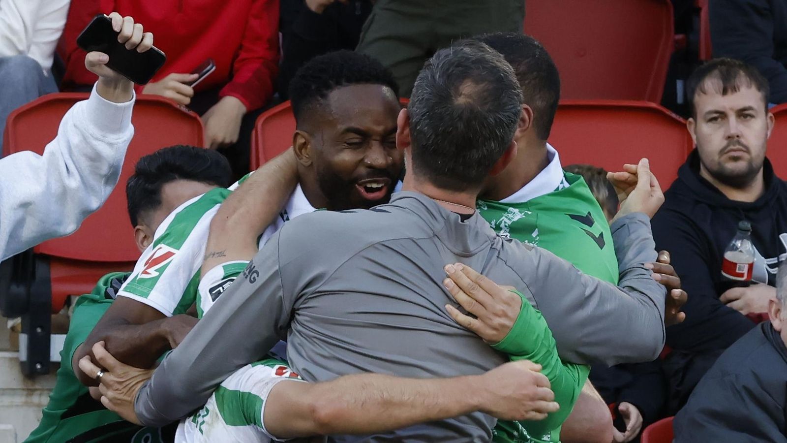 Bakambu es abrazado tras el gol del triunfo bético.