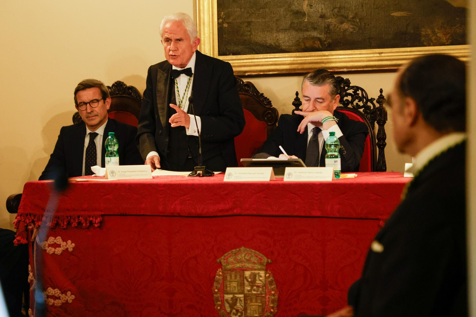 Las imágenes del ingreso en la Academia de Ciencias Sociales y del Medio Ambiente, Antonio Vázquez, apadrinado por José Damián Bogas