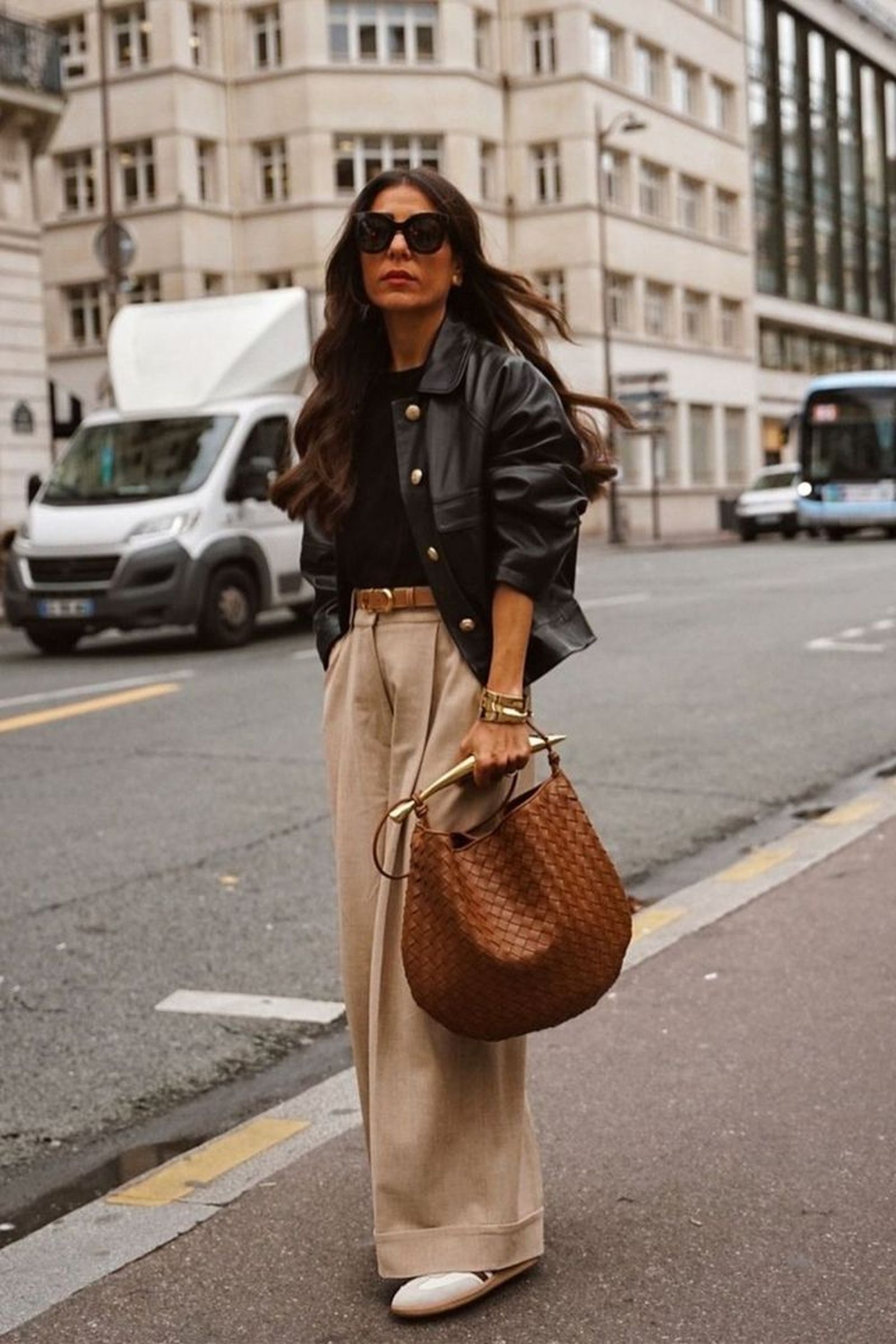 Las chaquetas este otoño se llevan más cortitas y estructuradas, perfecto para llevarlas con pantalones con el tiro más elevado.