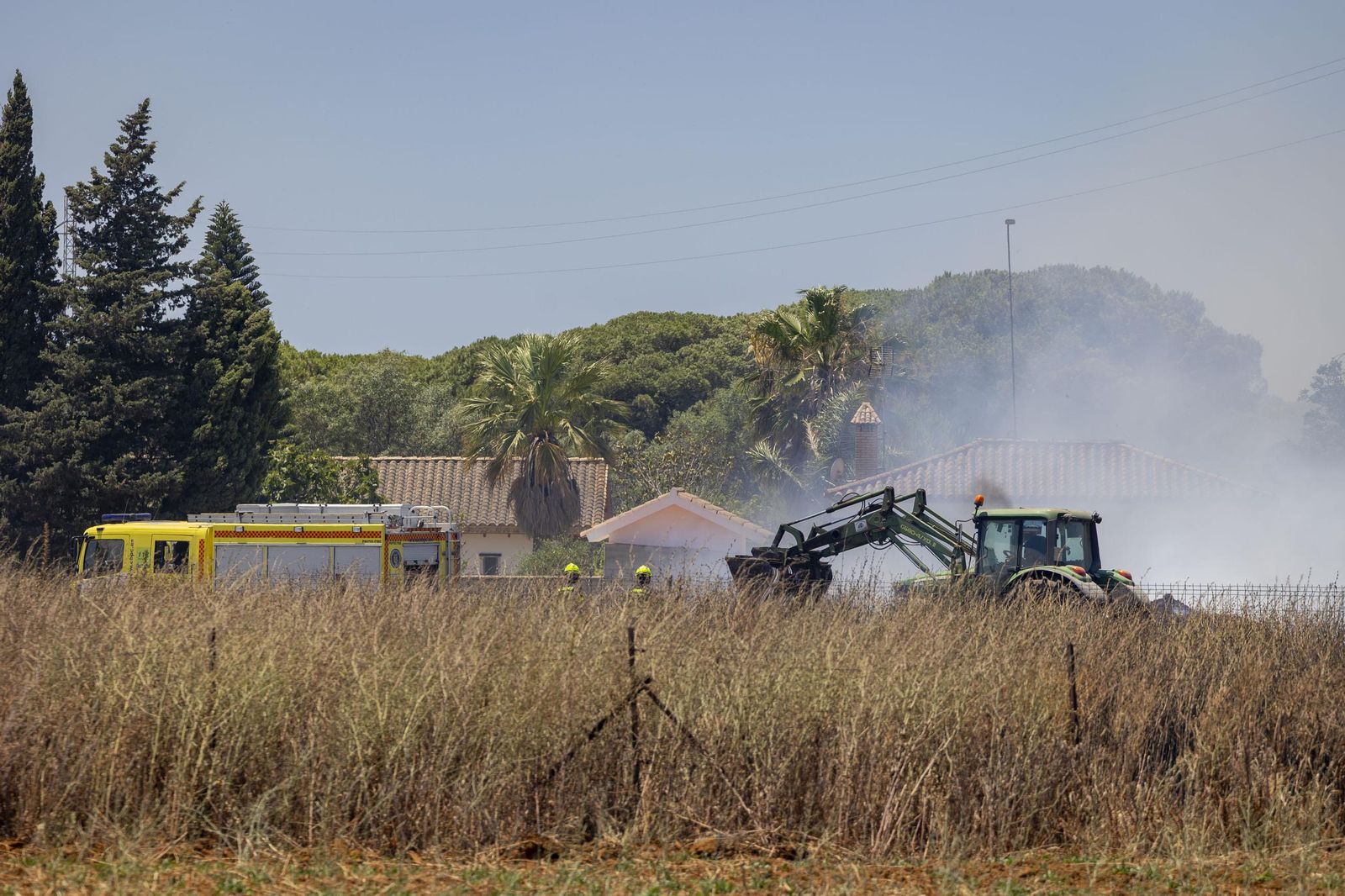 Las imágenes del incendio declarado junto a Roche, en Conil