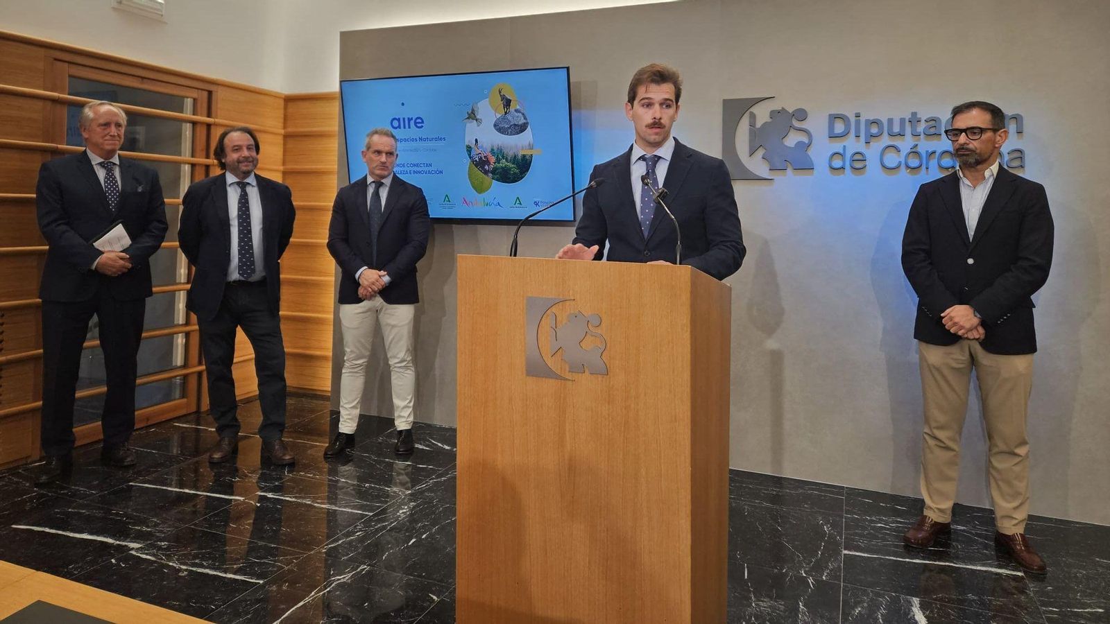 Dirigentes institucionales en la presentación de la muestra.