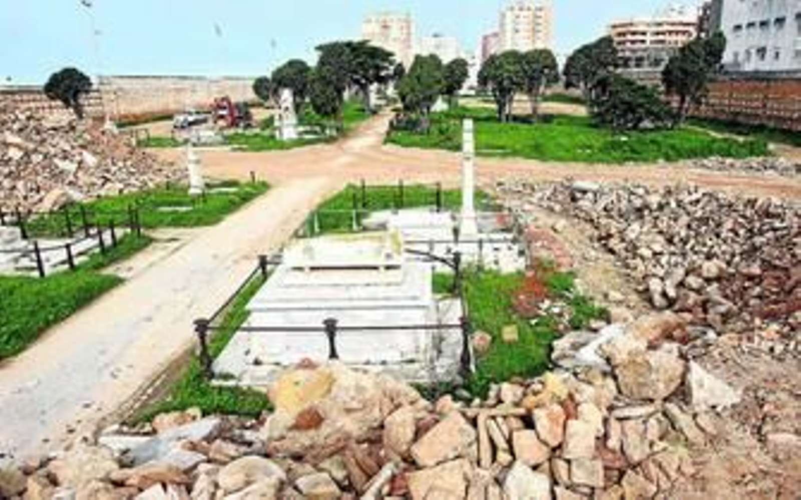 Varios de los panteones que siguen en pie en el camposanto y que serán trasladados al Mancomunado de Chiclana.