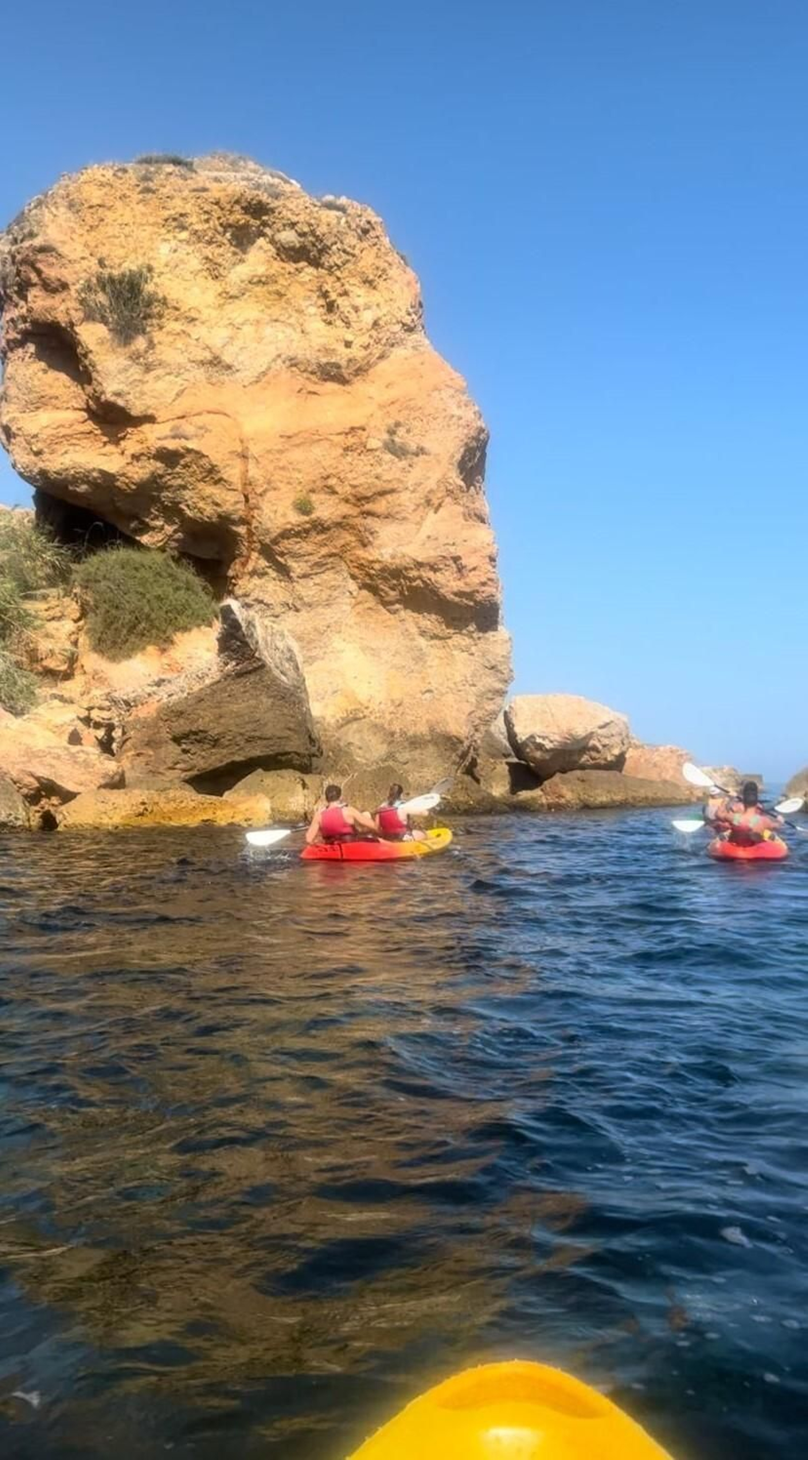 Una ruta en kayak por cuevas y acantilados a dos horas de Algeciras.