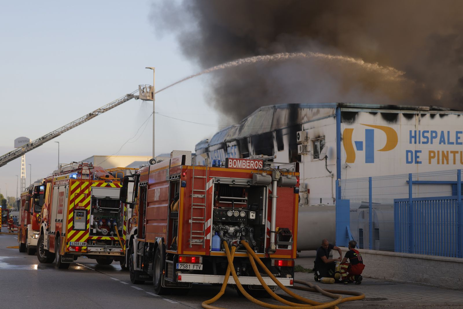 Las fotos del incendio de la fábrica de pinturas