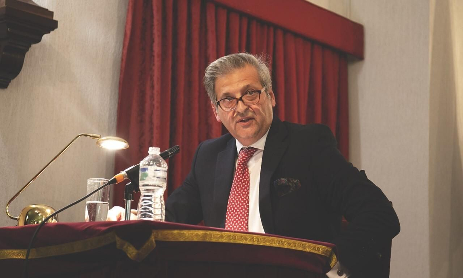 Jesús Medina, en su discurso de ingreso como académico de Número de la Academia San Dionisio.