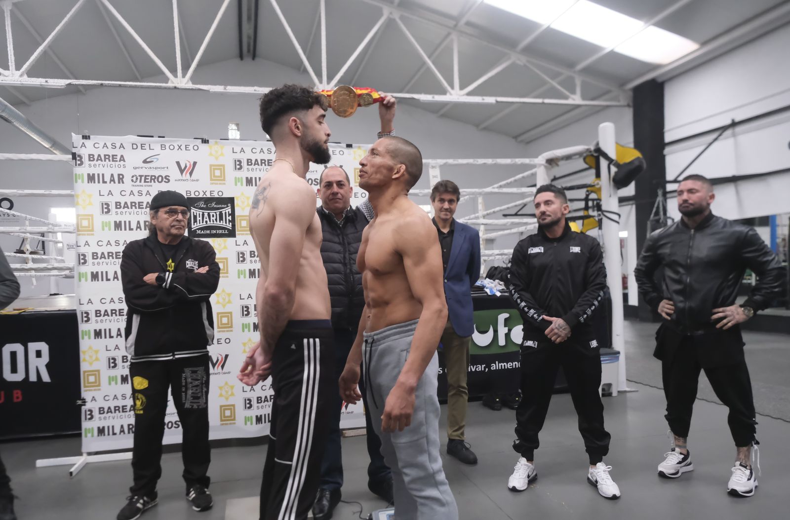 Así ha sido el pesaje previo a la pelea entre El Cazador Jr y Ronny Landaeta en Córdoba