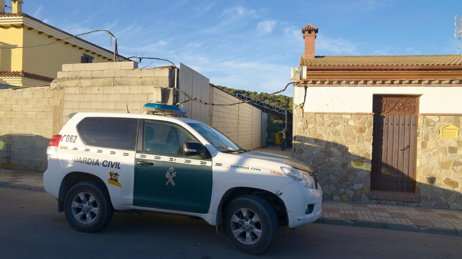 La Guardia Civil frente a una vivienda de la barriada sanroqueña de Taraguilla.