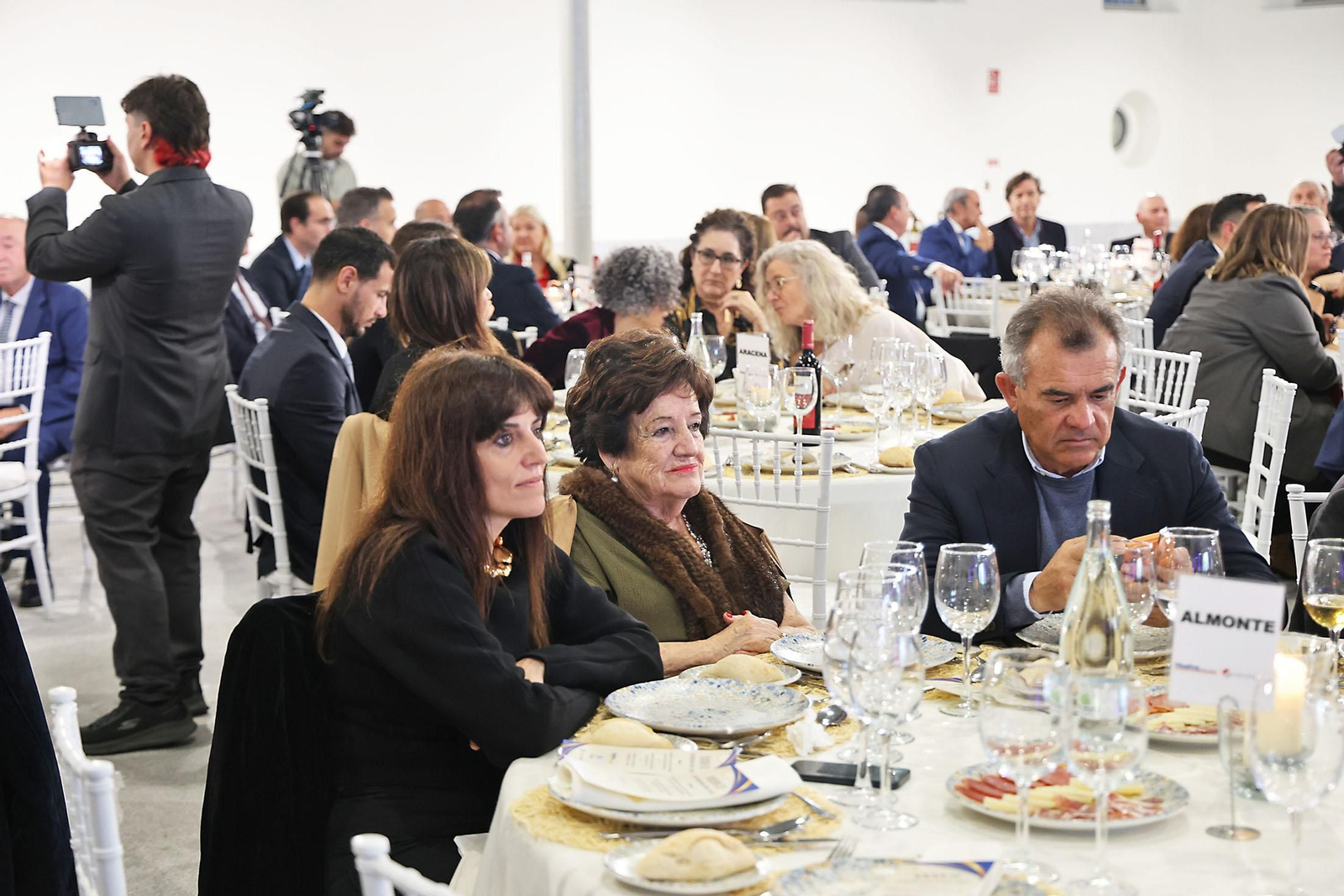 Imágenes de los invitados a la gala de los  37 premios Onubenses del Año