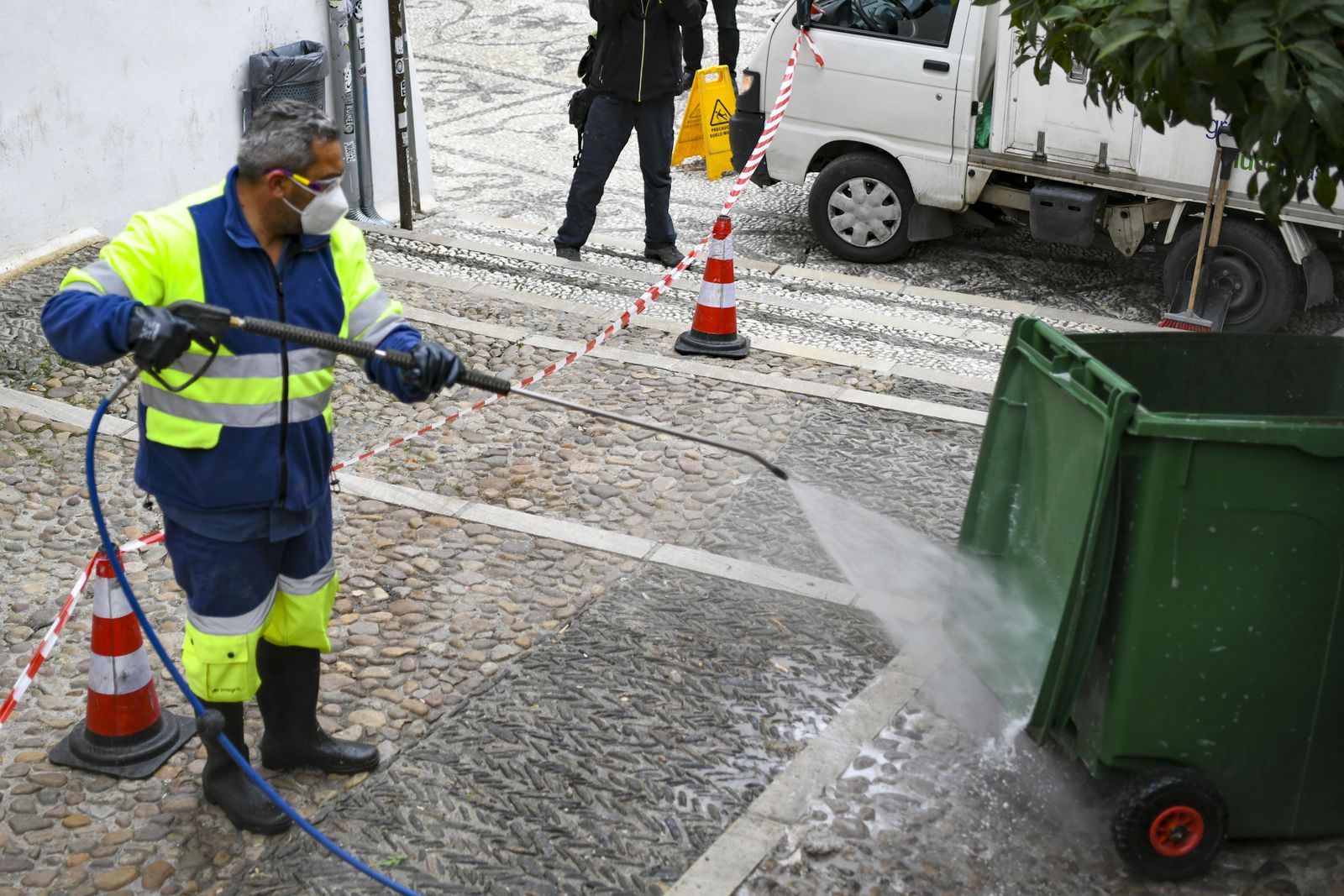 Fotos: acción contra el vandalismo y la suciedad en el Albaicín