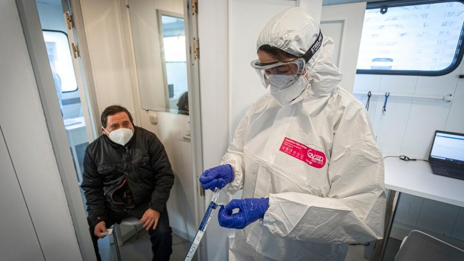 Un paciente espera para someterse a la prueba.