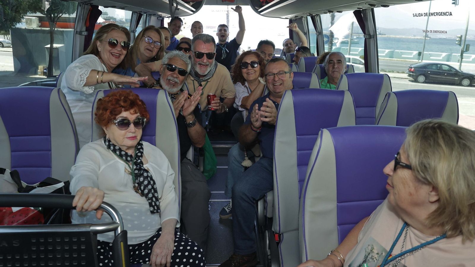 Los rocieros linenses en el autobús para empezar su peregrinaje.