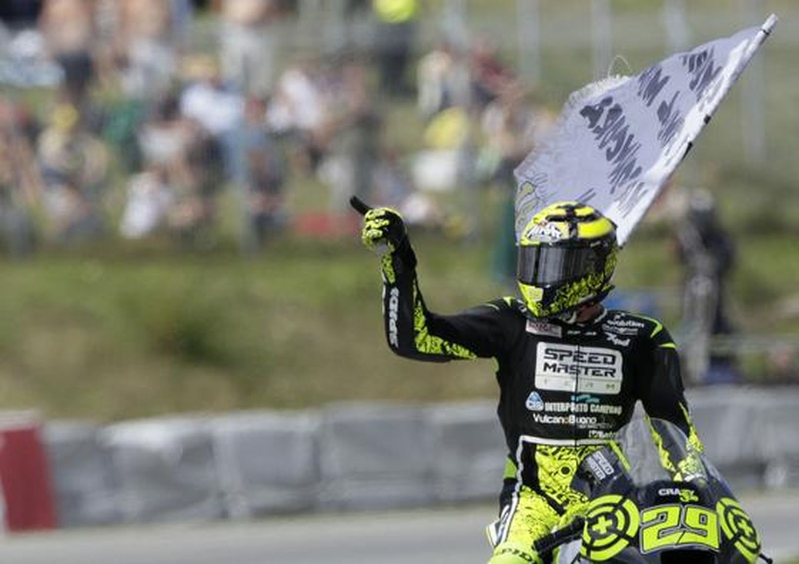 Iannone se cuela por delante de Marc Márquez y Bradl en Moto2. / Reuters