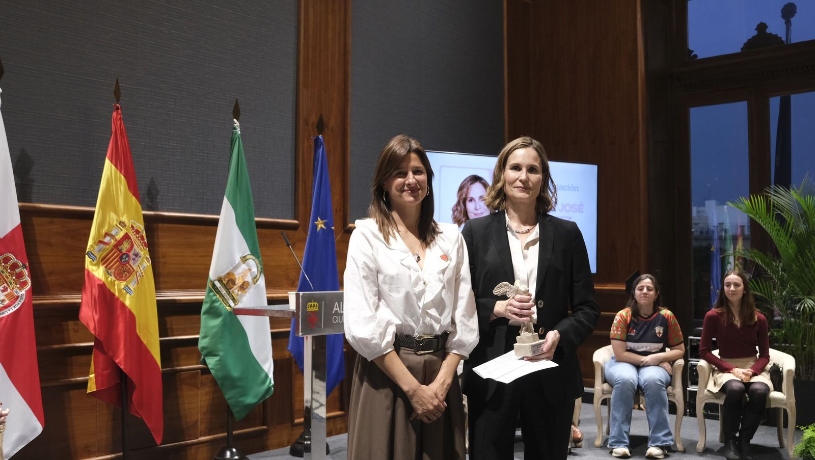 Entrega de los galardones por el Día Internacional de la Mujer, en imágenes