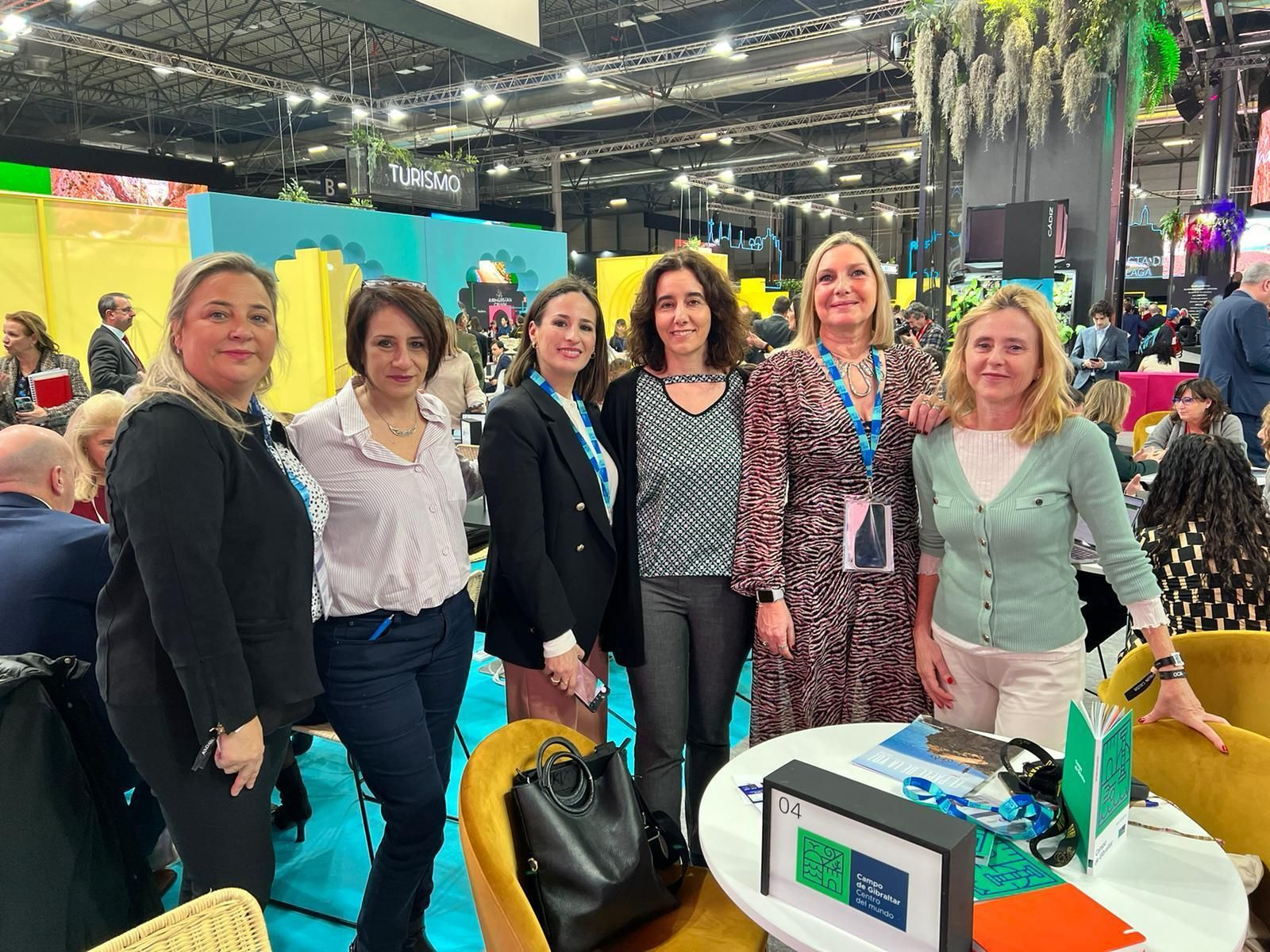 Pérez Custodio, segunda por la derecha, junto a técnicas de Turismo de la comarca.