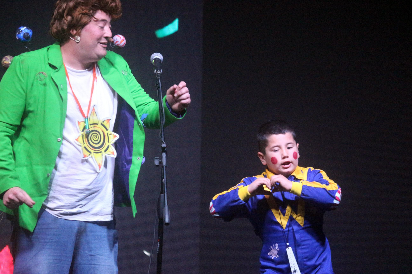 Fermín Coto canta junto a su familia