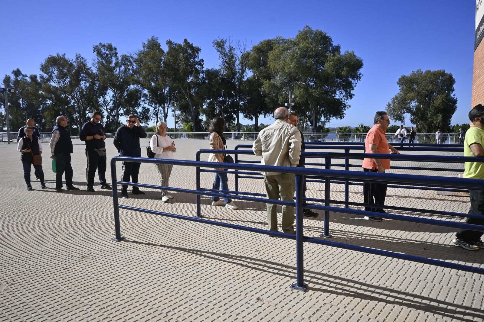 Ambiente en la venta de entradas, para el partido de Copa del Rey en el Colombino