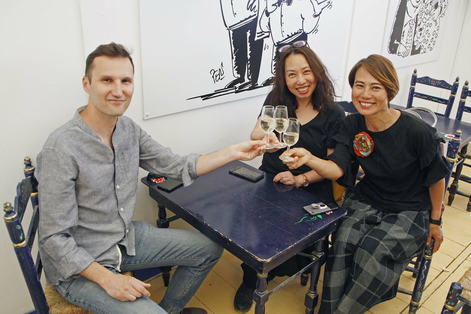 Lowdi Kwan y Ribble Chung, junto al profesor Juan Carlos Jurado.