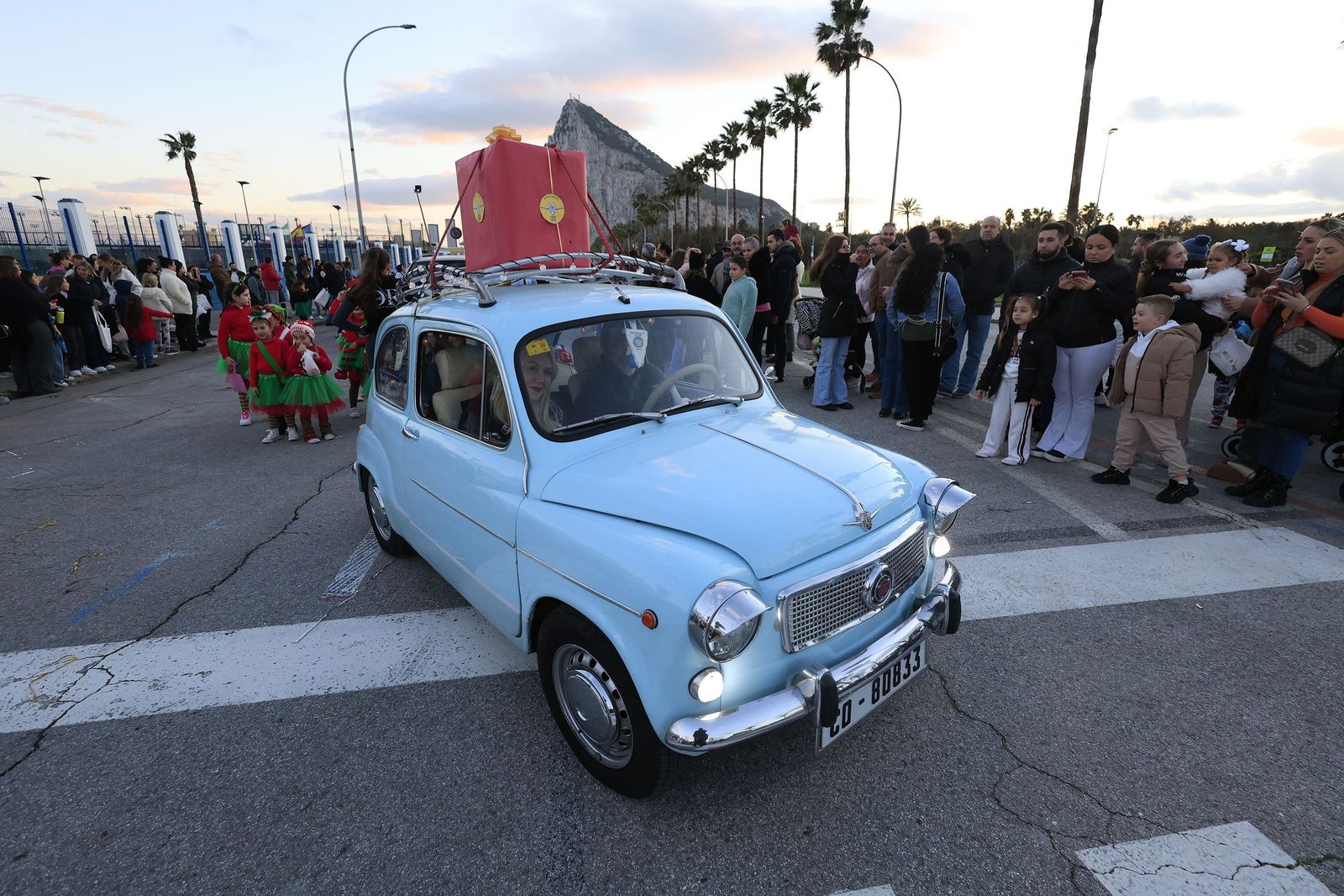 Búscate en las fotos de la cabalgata de Reyes Magos 2026 en La Línea