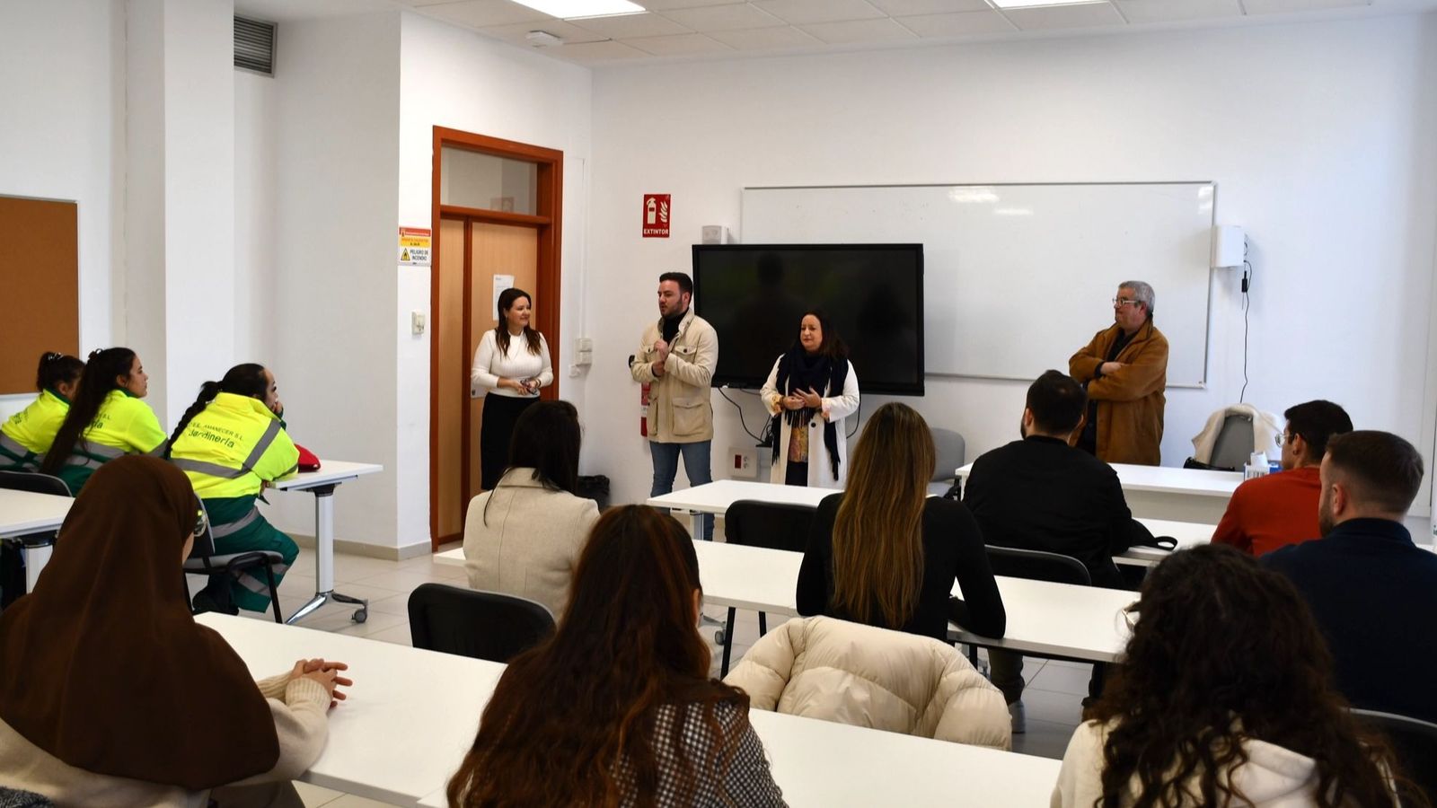 María del Mar Collado (der.) y Fernando Vega (centro) en la apertura del programa Activa-T Joven.