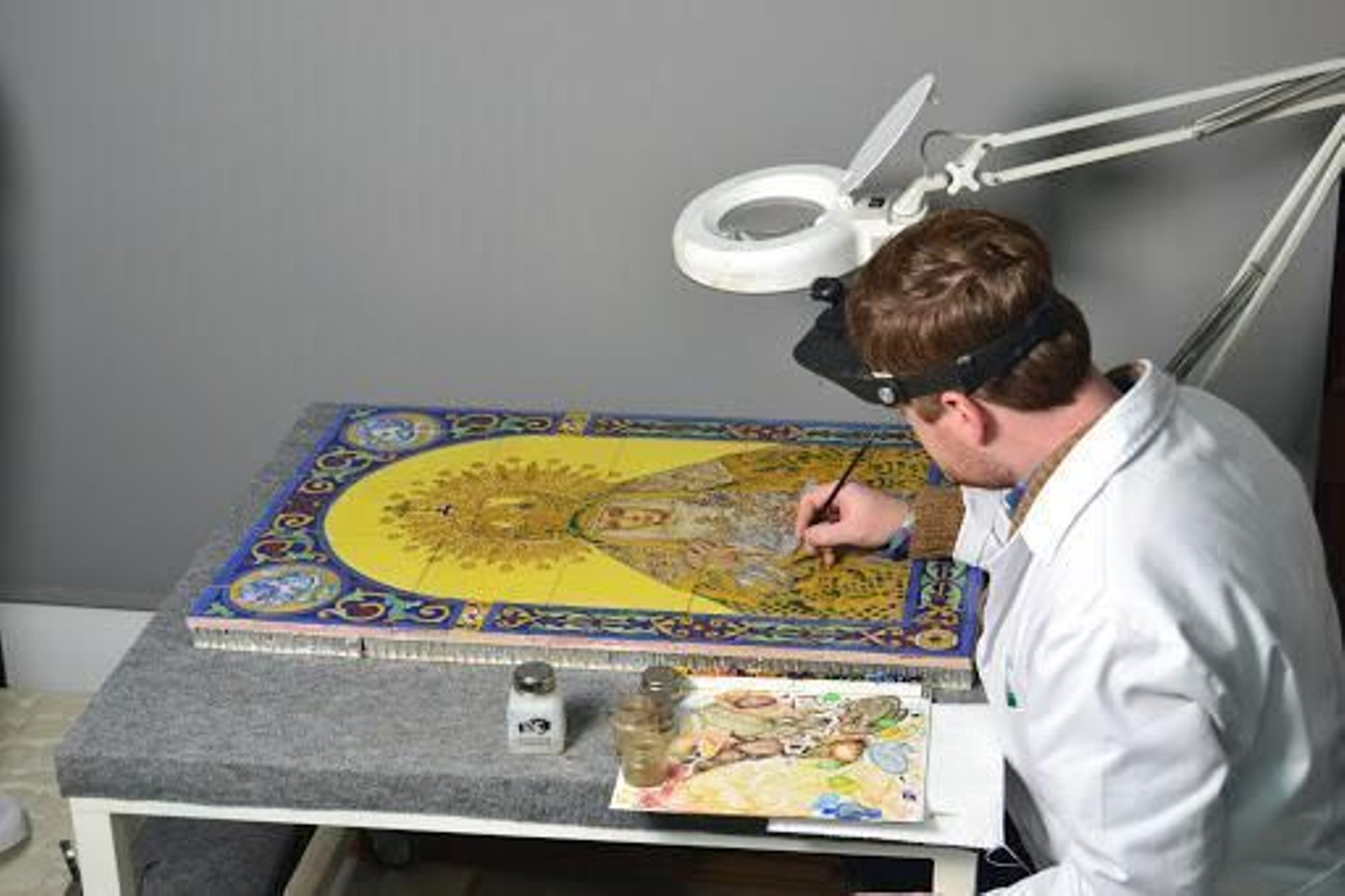 Carlos Peñuela restaura un antiguo azulejo de la Macarena. Carlos Peñuela restaura un antiguo azulejo de la Macarena.