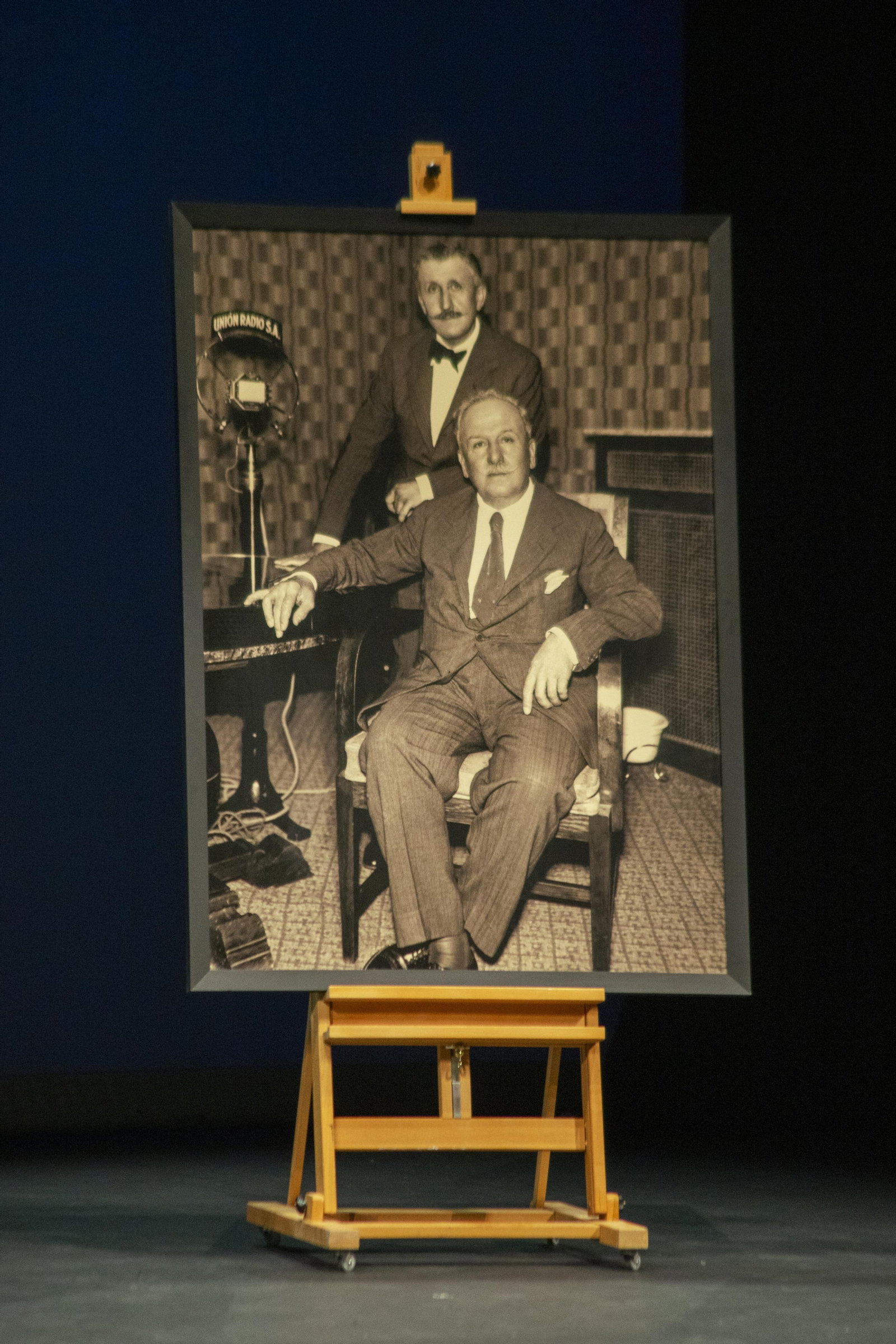 Los Hermanos Álvarez Quintero fotografiados en Radio Madrid.