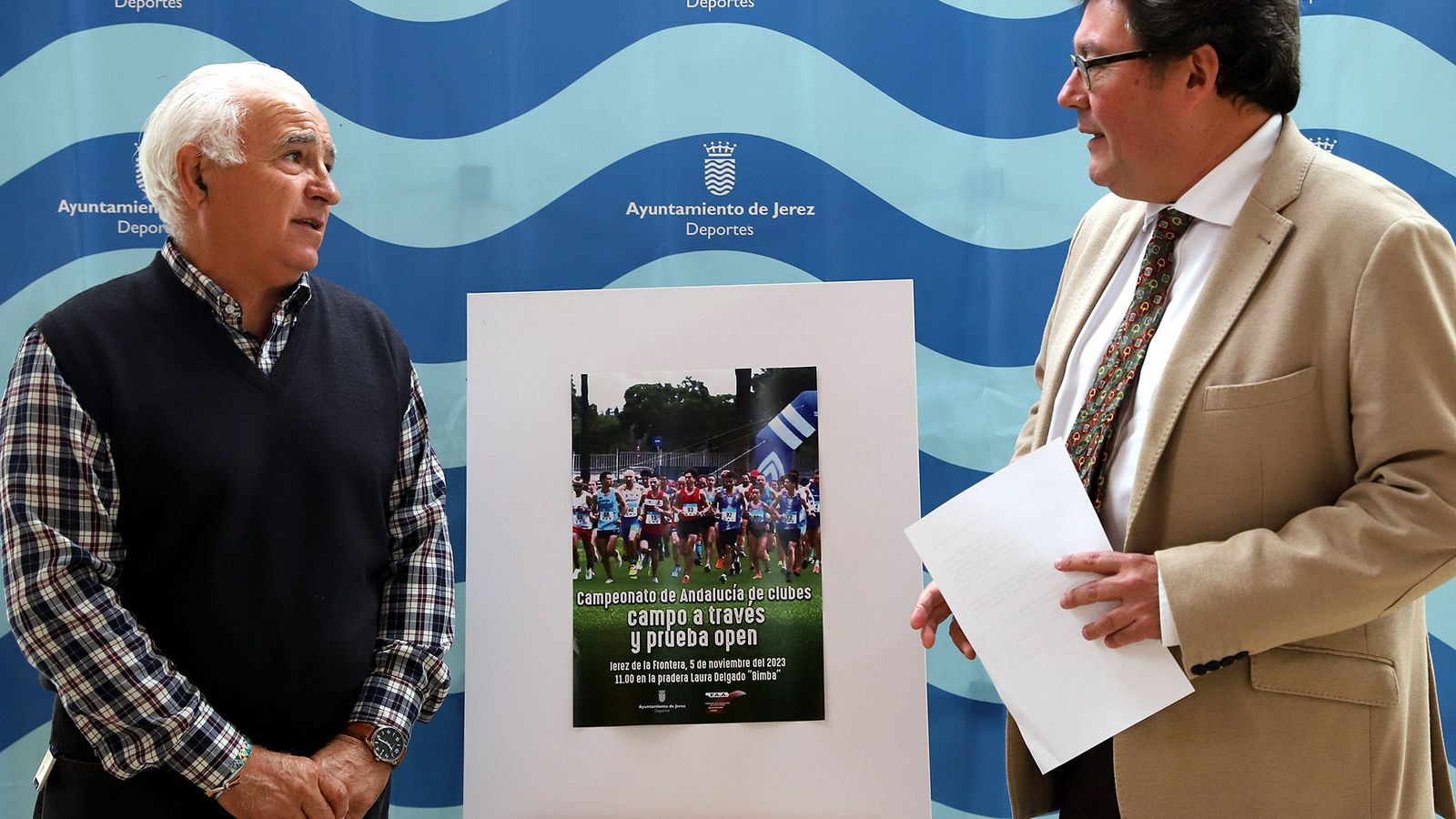 Ángel Aparicio charla con Juan Fernández durante la presentación.