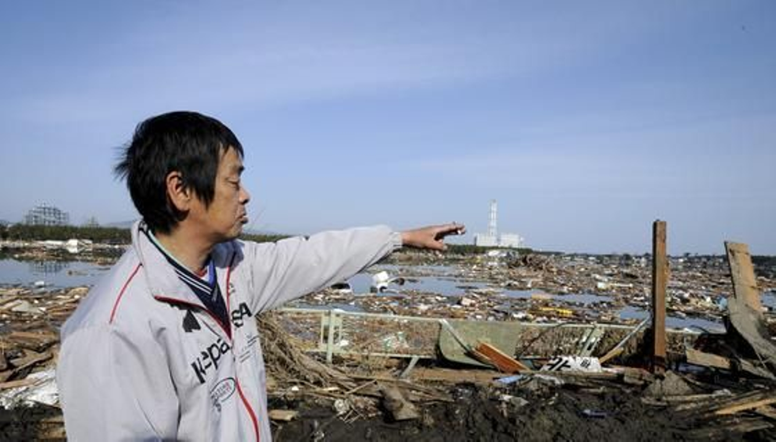 Las calles se llenan de desperfectos tras el fuerte 'tsunami' en Japón.