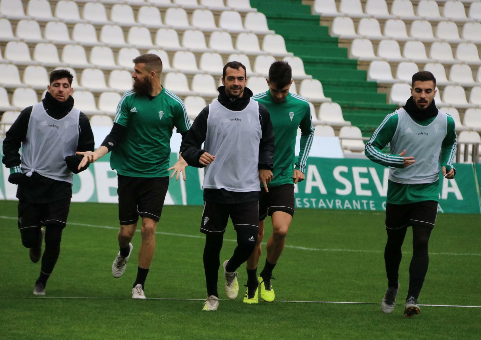 Los jugadores del Córdoba CF calientan antes del entrenamiento en El Arcángel.
