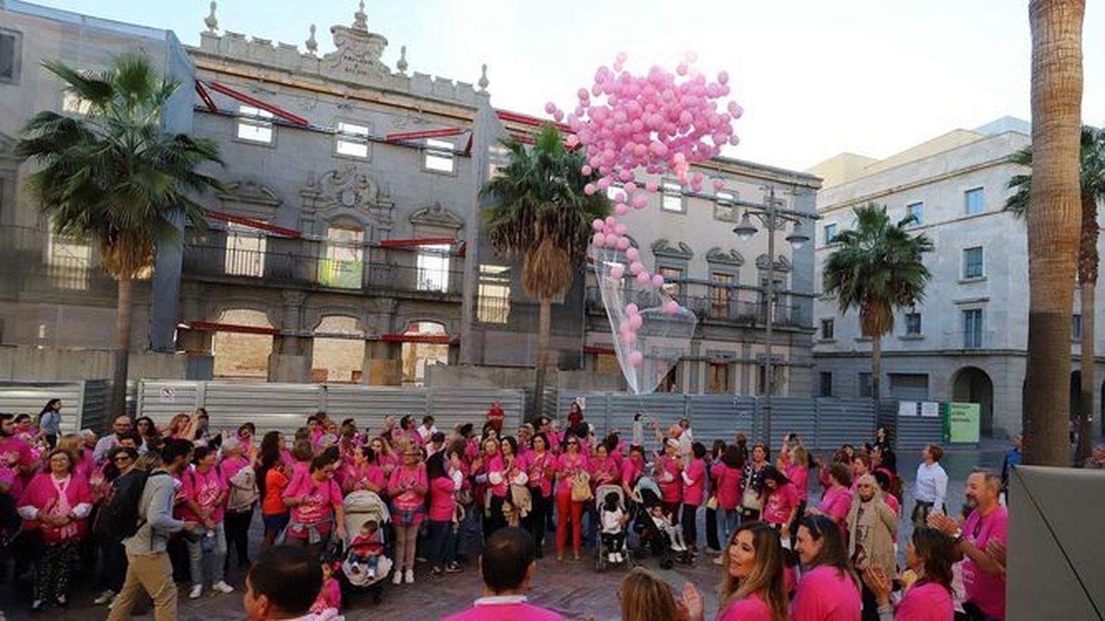 Suelta de globos en la última marcha de la AECC en Huelva.