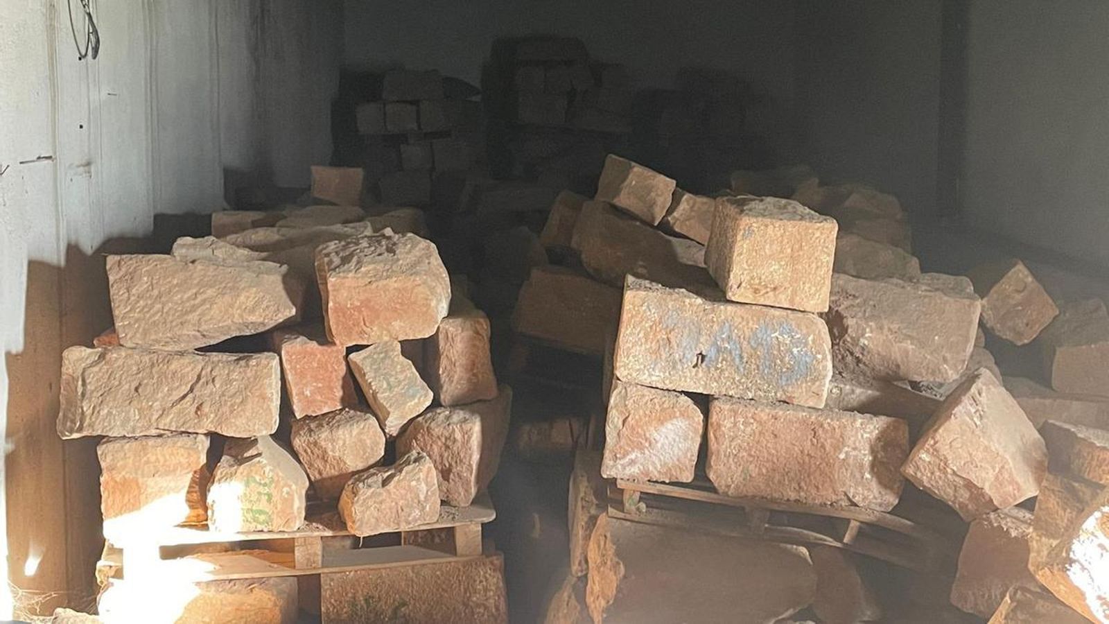 Piedras del torreón almacenadas en una nave industrial municipal.