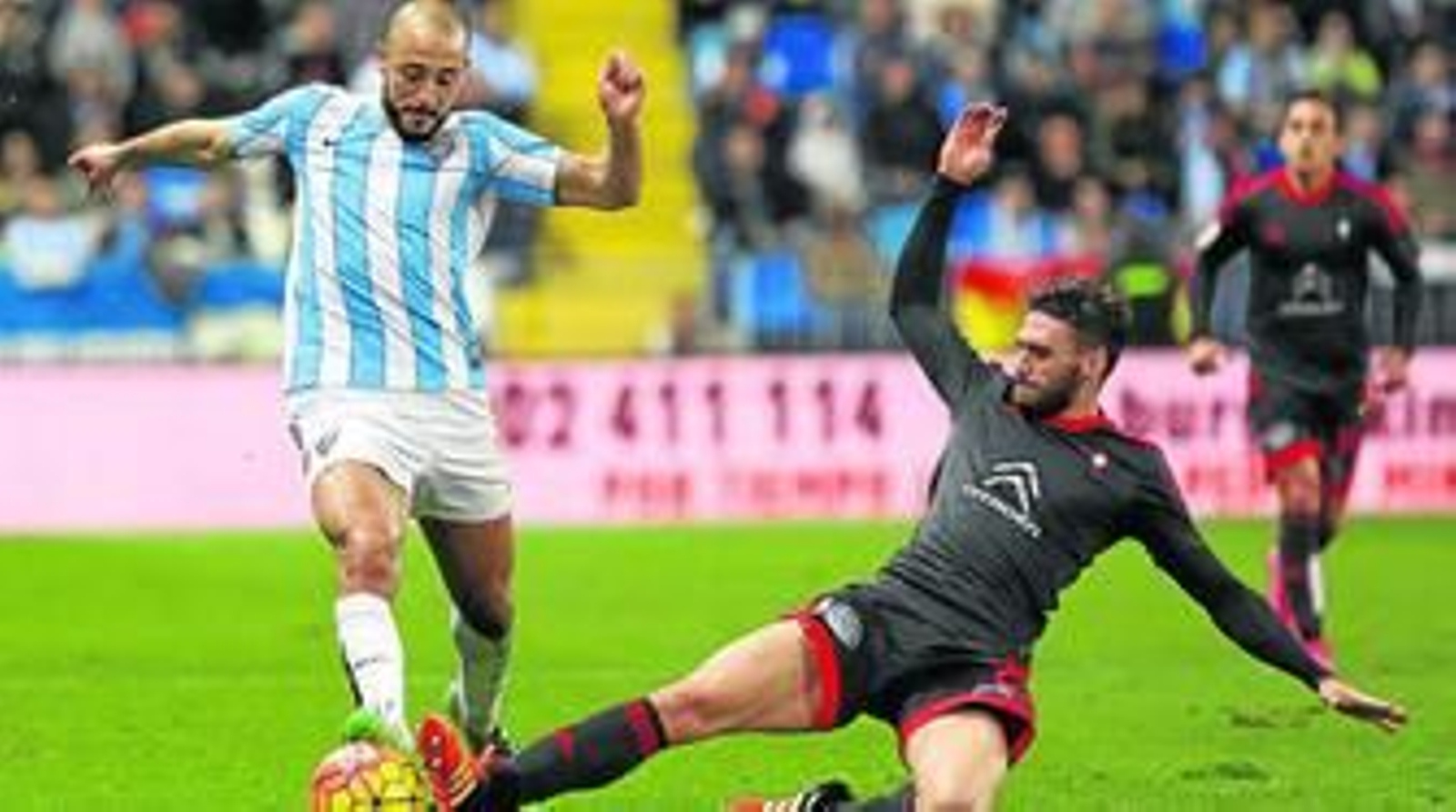 Amrabat intenta marcharse de Sergi Gómez en el pasado Málaga-Celta.