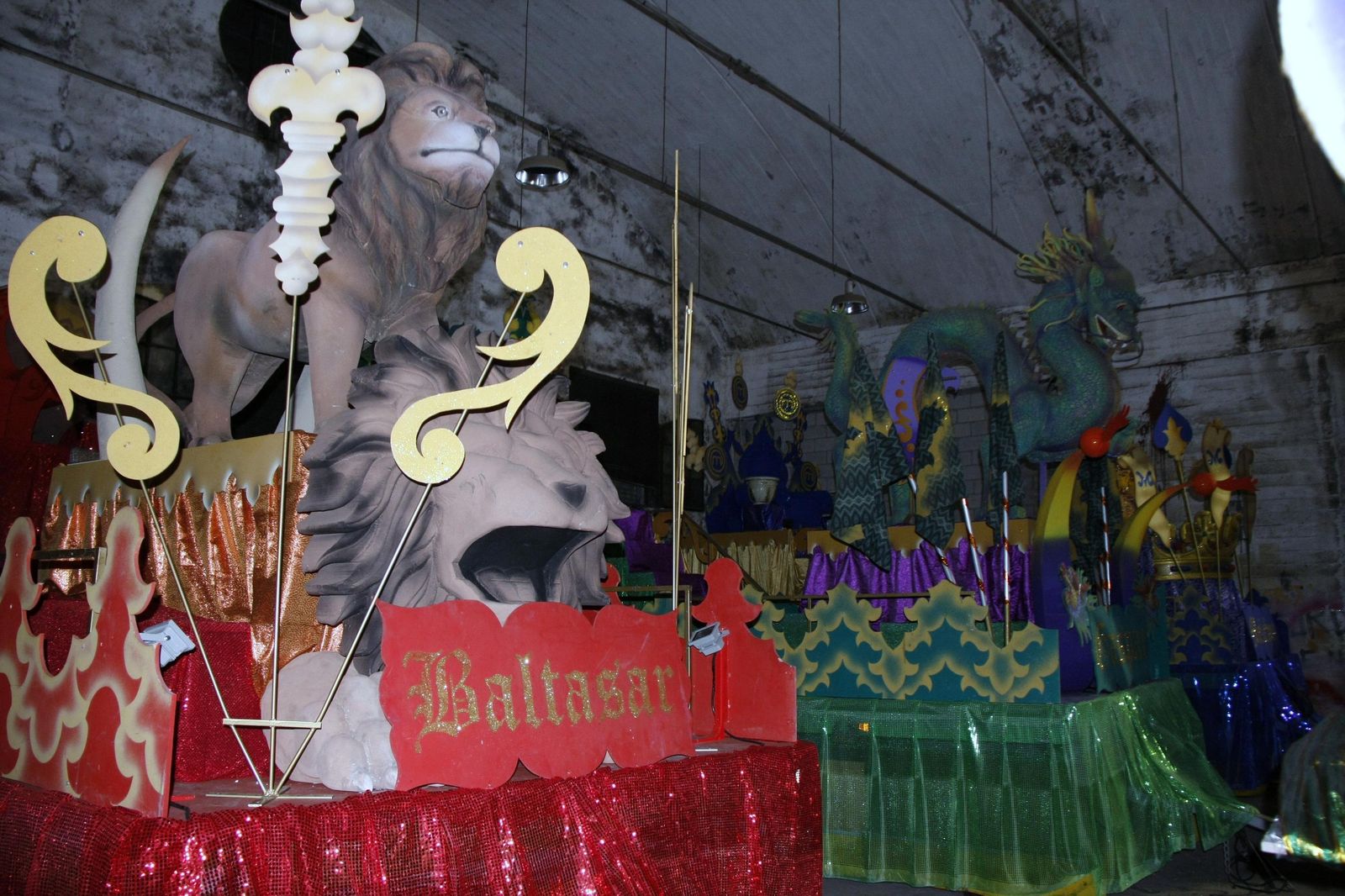 Las carrozas de Sus Majestades los Reyes durante el día de ayer en las Bodegas Campbell, donde se ultimaban los preparativos para la jornada de hoy.