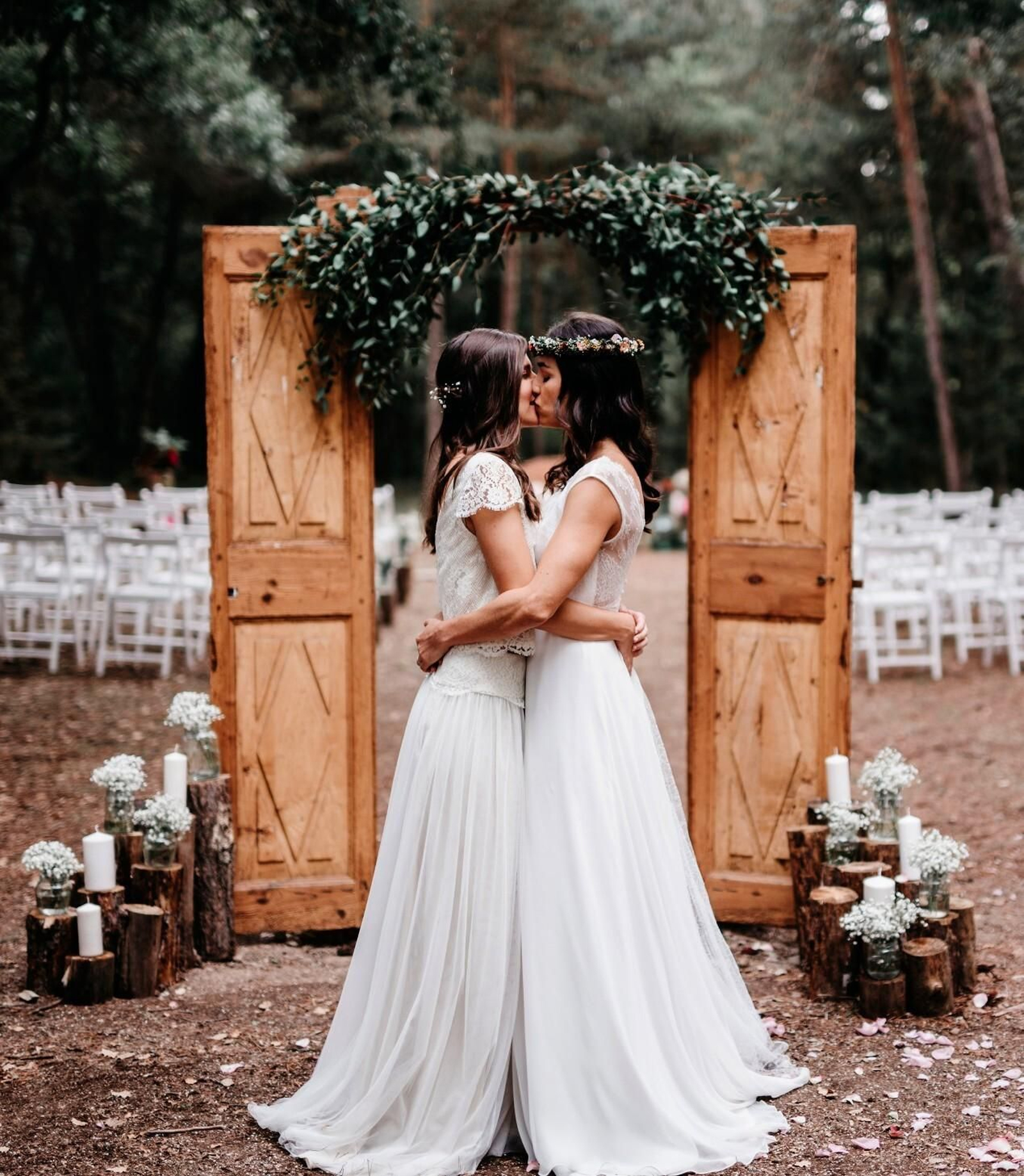 Una pareja de novias, con un estilo muy casual, se besan en un entorno natural. Una pareja de novias, con un estilo muy casual, se besan en un entorno natural.