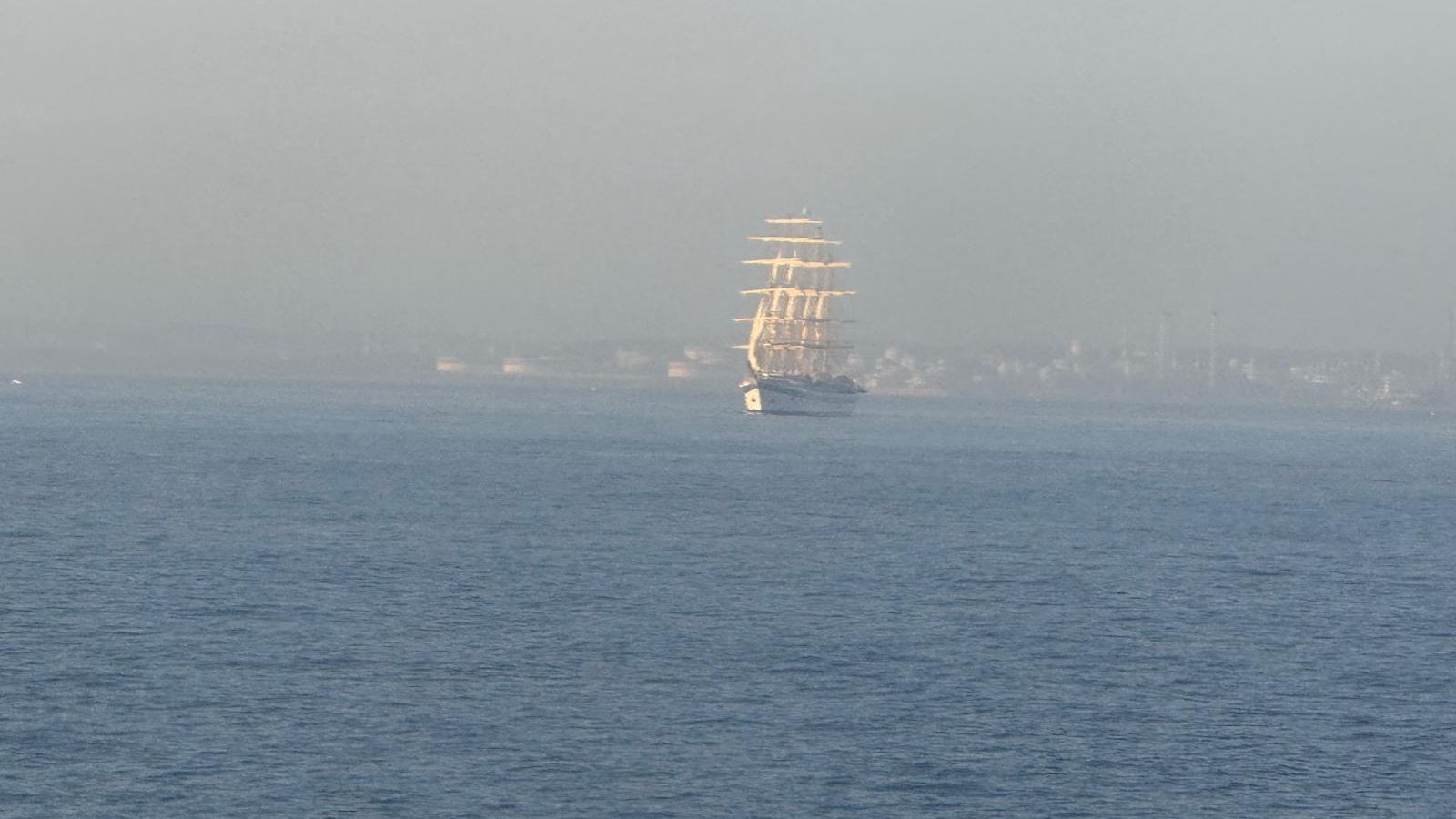 El Royal Clipper, en la bahía de Algeciras.