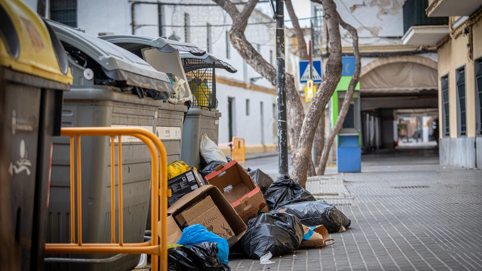La Ribera del Río, una de las entradas al centro, también con la basura fuera de los contenedores.