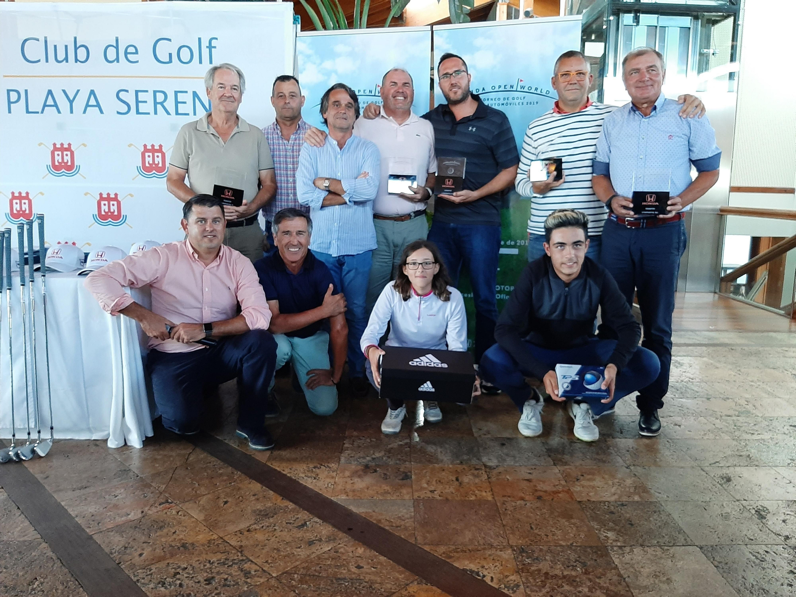 El cuadro de ganadores junto a la organización del torneo