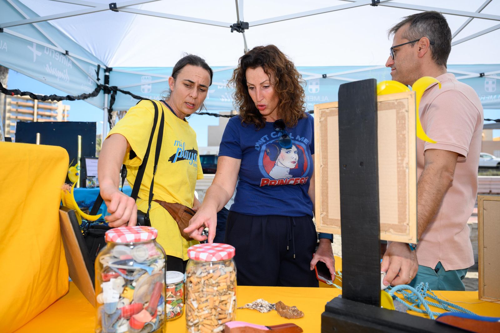 La alcaldesa durante su visita al puesto itinerante instalado en La Térmica.